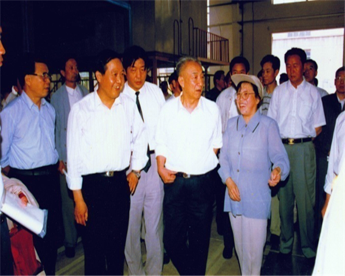1997年6月，邹家华副总理视察天水长城开关厂